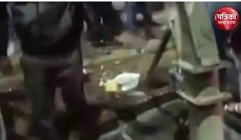 Video: मुरादाबाद में हैंडपंप से दूध की तरह सफ़ेद पानी निकला, लोगों में मचा हड़कंप