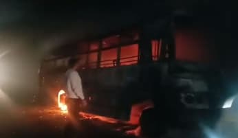 Video: यात्रियों से भरी बस में लगी आग, सामने आया चीख-पुकार का खौफनाक वीडियो