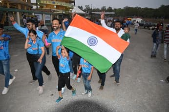वीडियो देखें: रायपुर में टी-20 मैच का नजारा, दर्शकों में गजब का  उत्साह