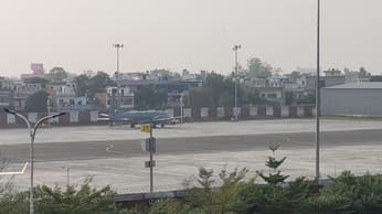 जयपुर एयरपोर्ट पर पार्किंग में वायुसेना का विमान पोल से टकराया