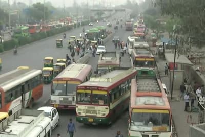 Migrant workers reach delhi bus stand and railway stations 