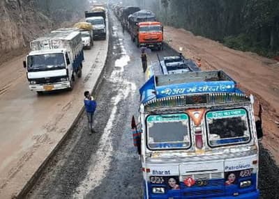 Long jam on the highway for 14 hours, hundreds of vehicles stuck on both sides