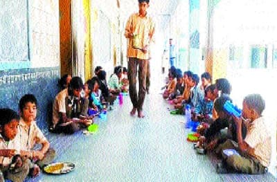 mid day meal : दो वर्ष बाद स्कूलों में बच्चों को फिर मिलेगा गर्म भोजन
