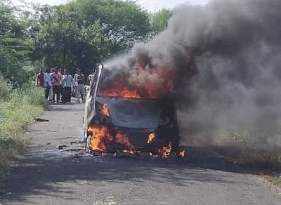 देवास में बर्निंग कार: आग की चपेट में आकर महिला जिंदा जलकर बनी कंकाल, झुलसा युवक रैफर