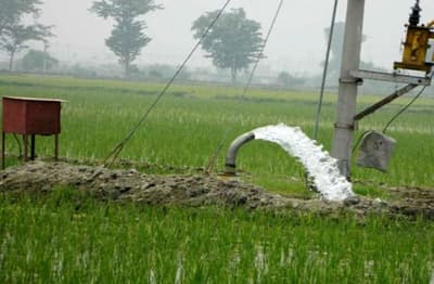 पानी रसातल में जा रहा, कृषि कनेक्शनों के लिए लगी लंबी कतार