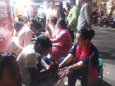 Karva Chauth 2022 : करवा चौथ पर सुहागिन महिलाओं से गुलजार रहा देर रात तक मेरठ का बाजार
