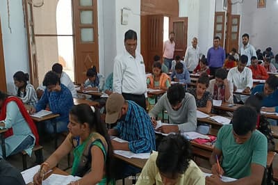 21_accused_arrested_for_taking_the_exam_in_place_of_another_in_up_pet_exam_2022.jpg