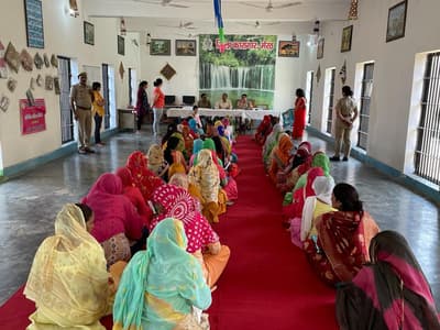 Bhai Dooj in Meerut Jail : जेल में बंद भाइयों को टीका करने के लिए उमड़ी बहनों की भीड़