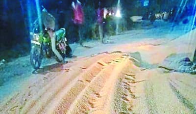 Maize of farmers scattered on the road, grain of traders kept in mandi