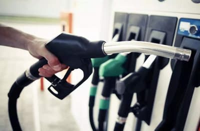 Petrol Diesel Price Today: महंगाई से त्रस्त लोगों को झटका, नहीं बदले पेट्रोल-डीजल के दाम