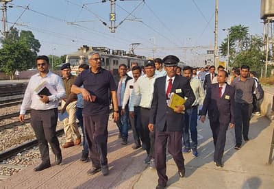 डीआरएम ने किया रेलवे स्टेशन का निरीक्षण,यात्री सुविधाओं के सुद्रढ़ीकरण के निर्देश