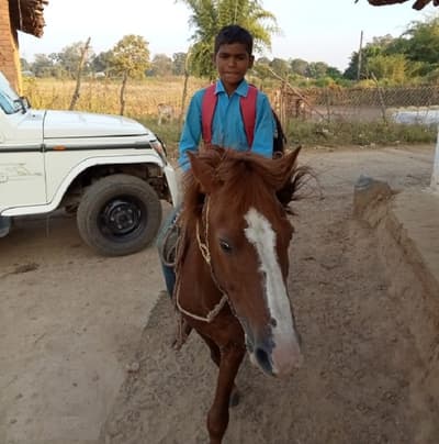 आज भी घोड़े पर सवार होकर स्कूल जाता है बालक
