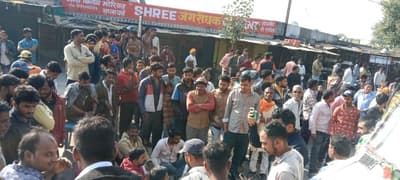 अवैध वसूली व मारपीट से गुस्साए दुकानदारों ने विरोध स्वरूप जवासा फंटे पर किया चक्काजाम
