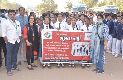 Gujarat  election 2022: विद्यार्थियों ने निकाली मतदाता जागरुकता रैली