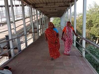 रेलवे के 350 मीटर लंबे फाइव लेयर ब्रिज पर चढऩे-उतरने में फूल रही यात्रियों की सांसें