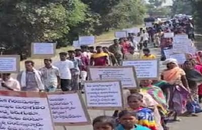 नक्सलियों के खिलाफ आदिवासियों ने निकाली विशाल रैली