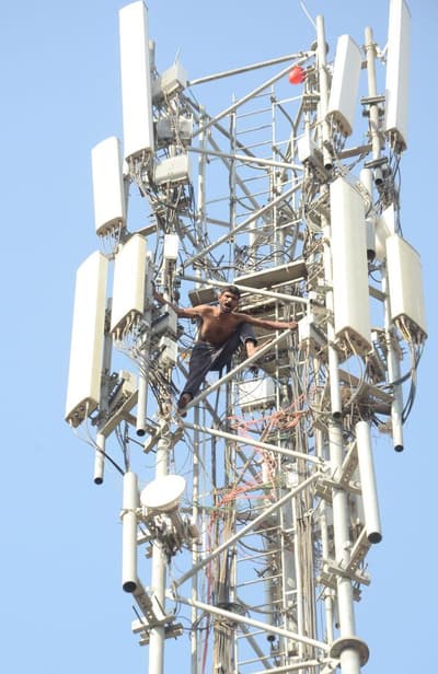 Mobile tower : नशे में युवक मोबाइल टॉवर पर चढ़ा, मां रो-रोकर बेहाल हुई