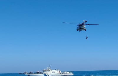 Video: अरब सागर में बोट में लगी आग, तटरक्षक ने 7 क्रू मैम्बर को बचाया