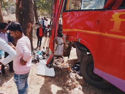 Bus accident: three died, injured trited  in district hospital
