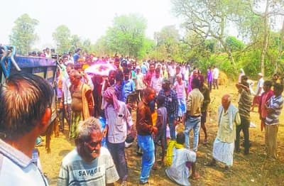 सभी गांव में होली मनाने आए थे, वापस नारायणपुर जाते समय ट्रक से टक्कर में हो गई मौत 