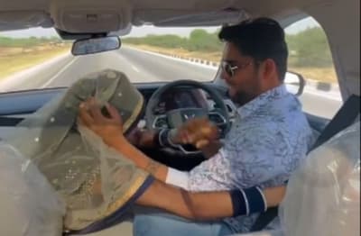 Viral Video: कार की स्टीयरिंग छोड़ बनाई पत्नी के साथ रील, वीडियो हुआ वायरल