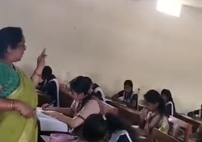 VIRAL VIDEO: महिला टीचर ने एग्जाम हाल में प्रश्न पत्र हल करा दिया, दो-दो जांच कमेटी गठित