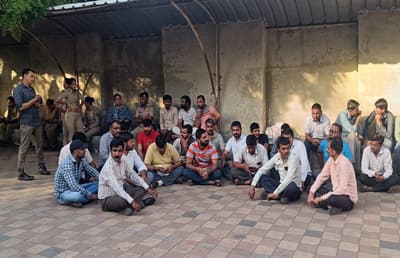 Gujarat: जॉइंट डीजीएफटी आत्महत्या मामला: दूसरे दिन भी नहीं स्वीकारा शव, दिया धरना