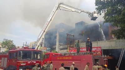 Kanpur: होजरी मार्केट में लगी भीषण आग,सैकड़ों दुकानें जलकर हो गई खाक