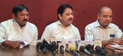  बीएलओ की नियुक्ति में गड़बड़ी के आरोप लगाते कांग्रेस नेता संतोषसिंह गौतम, दिलीप कौशल और रवि गुरनानी