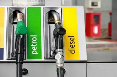 Petrol Diesel Price Today: कच्चा तेल नरम, पेट्रोल-डीजल के दामों में लगी हुई है आग