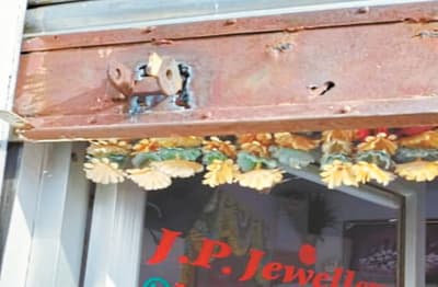 Theft News: मूंडरू में ज्वेलर्स की दुकान  से गहनों की चोरी