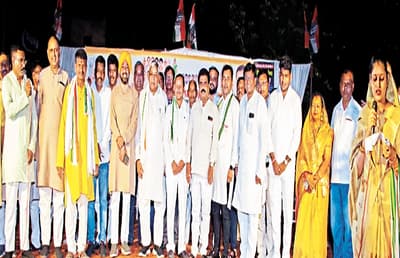 CG Politics: More than 300 people held the hand of Congress in Bhanpuri