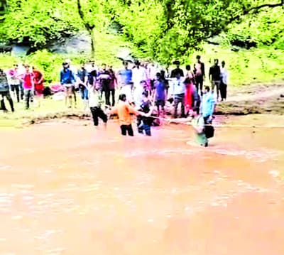 बारिश : पानी का ऐसा सैलाब आया कि 50 से अधिक बहने लगे लोग, रस्सी बांध बचाया