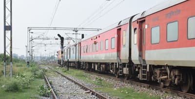  Stirred by the information of throwing stones on the train, RPF released the suspected youths after questioning