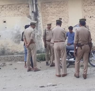 Meerut News: मेरठ में खाकी पर हमला, ग्रामीणों ने पुलिसकर्मियों को दौड़ा-दौड़ाकर पीटा