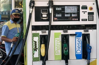 Petrol Diesel Price Today : कच्चे तेल में गिरावट से पेट्रोल-डीजल में तेजी के आसार