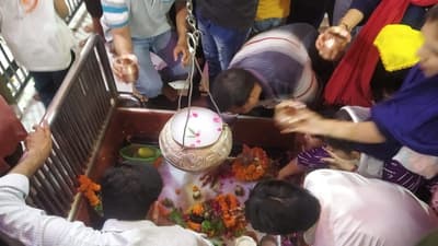 Sawan Somvar: मेरठ में सावन के पहले सोमवार बारिश के बीच शिवभक्तों ने भगवान शिव का किया अभिषेक