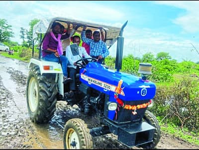  Zilla Panchayat CEO reached by tractor, saw swampy road