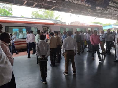 Railway: रेलवे बोर्ड से गठित एसएजी टीम ने किया बारिकी से निरीक्षण