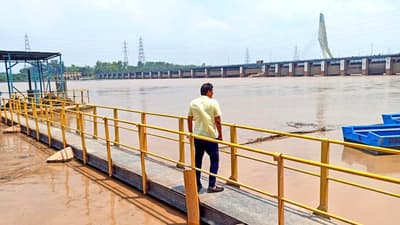 हथिनी कुंड के पानी से दिल्ली में फिर उफनी यमुना नदी
