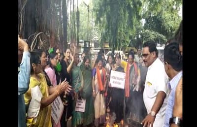 BJP workers burnt the effigy of CM in rape case
