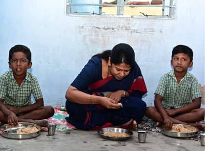 छात्रों ने दलित के हाथ से बना भोजन खाने से किया इंकार, सांसद के आने के बाद सुलझा मामला