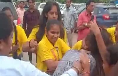 Fight between girls in Raipur Mana Airport