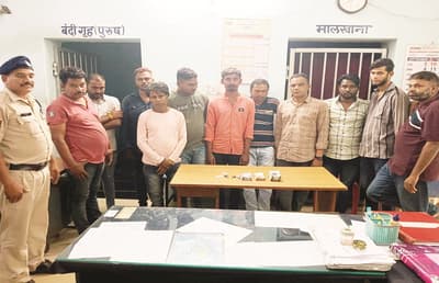 Raipur Police caught 11 gamblers from Purani Basti