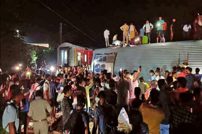 Bihar Train Accident : बिहार के बक्सर में नॉर्थ ईस्ट एक्सप्रेस  की दस बोगियां पटरी से उतरीं, 6 की मौत