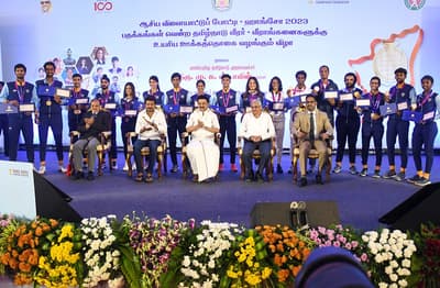 Asian Games : तमिलनाडु के मुख्यमंत्री एमके स्टालिन ने 19वें एशियाई खेलों के पदक विजेताओं को  किया सम्मानित