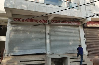 दुकान का शटर ऊंचा कर लाखों रुपए की चोरी
