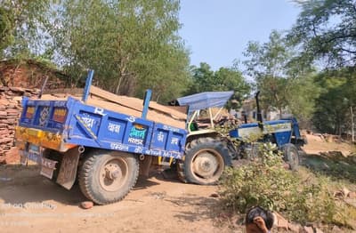  Brother-in-law and brother-in-law standing outside the house were crushed by a tractor-trolley laden with gravel, brother-in-law died...watch video