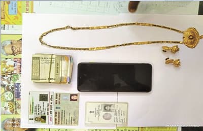 ट्रेन में महिला के पर्स से रुपए और गहने चोरी, आरोपी गिरफ्तार, गहने व नगद बरामद