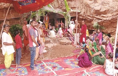 नवनिर्मित राधा माधव मंदिर में गोवर्धन पूजा की धूम, कीर्तन मंडलियों ने दी प्रस्तुति